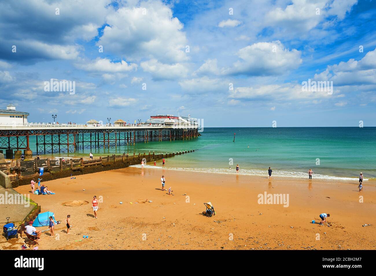 Cromer spiaggia e molo in una giornata estiva Foto Stock