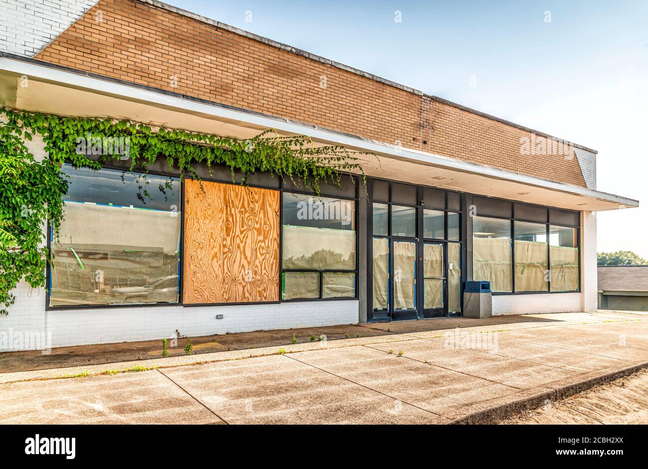 Colpo orizzontale di un commercio al dettaglio in bancarotta dopo la pandemia. Foto Stock