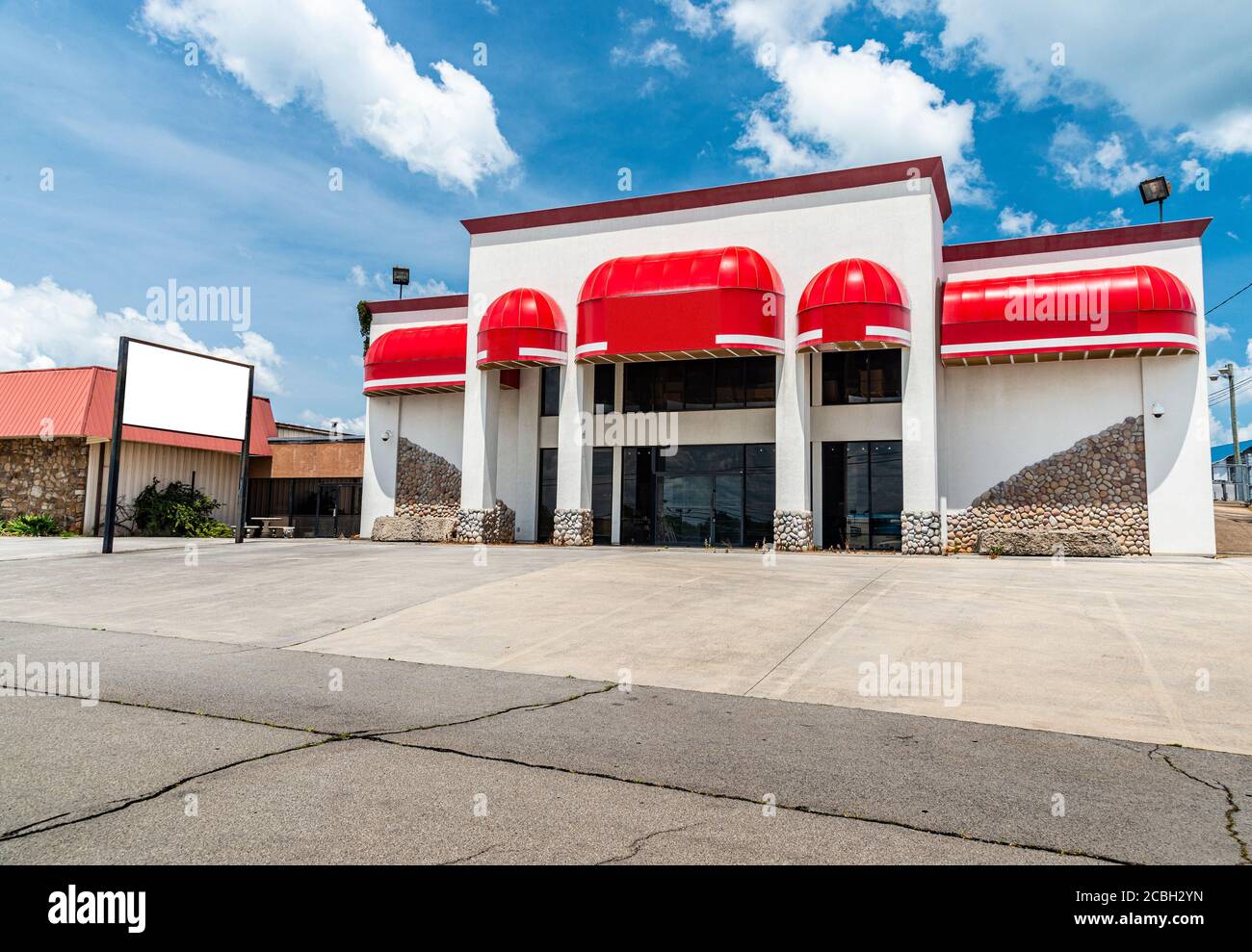 Colpo orizzontale di un commercio al dettaglio in bancarotta dopo la pandemia con segno vuoto. Foto Stock