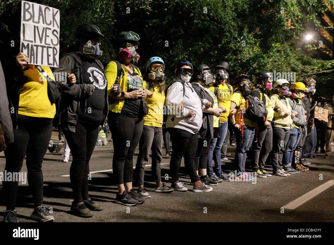 Portland, Stati Uniti. 12 agosto 2020. I manifestanti si radunano davanti al Tribunale federale. Circa duecento manifestanti si sono radunati a Portland, Oregon, la notte del 12 agosto 2020 per la 77a notte consecutiva delle proteste per la brutalità della polizia e della Black Lives. La polizia di Portland dichiarò una rivolta e cominciò a usare il gas lacrimale CS a circa 11.30 PM. © John Rudoff 2020 Credit: Sipa USA/Alamy Live News Foto Stock