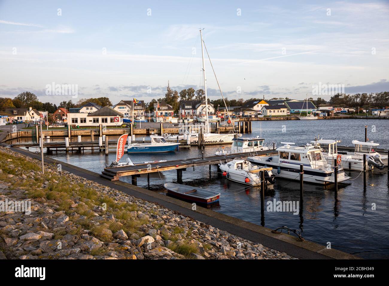 Hiddensee, Germania, 10-14-2019, Isola di Hiddensee nella zona della laguna di Pomerania occidentale/Barche nel porto di Vitte alla luce del mattino Foto Stock