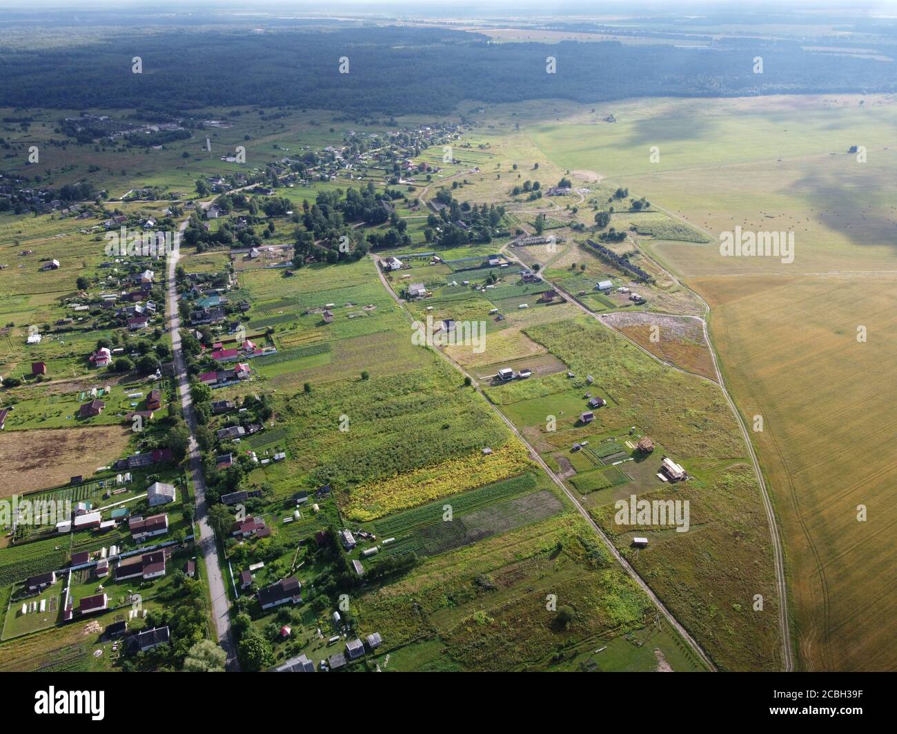 fotografia aerea di un piccolo villaggio in una giornata estiva di sole Foto Stock