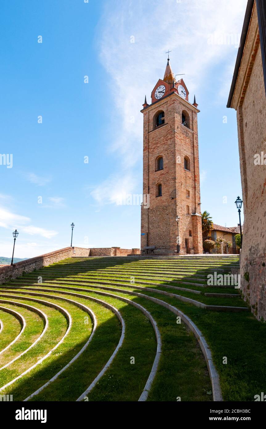 Campanile dell'Oratorio di Sant'Agostino e San Bonifacio e l'anfiteatro naturale Monforte d'Alba, Piemonte, Italia Foto Stock