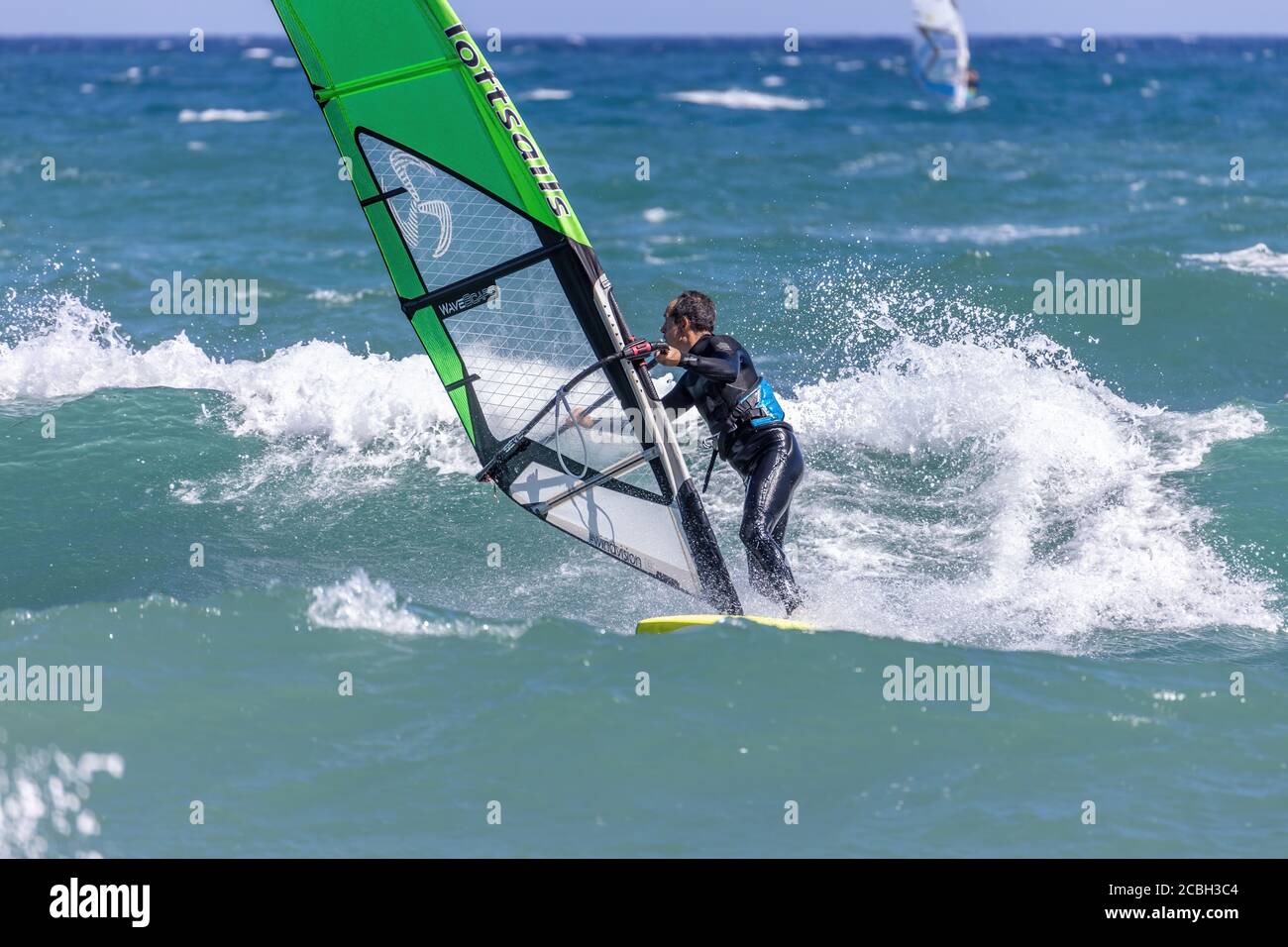 Windsurf in una giornata ventosa in Costa Brava di Spagna. 08. 13. 2020 Spagna, città Palamos Foto Stock