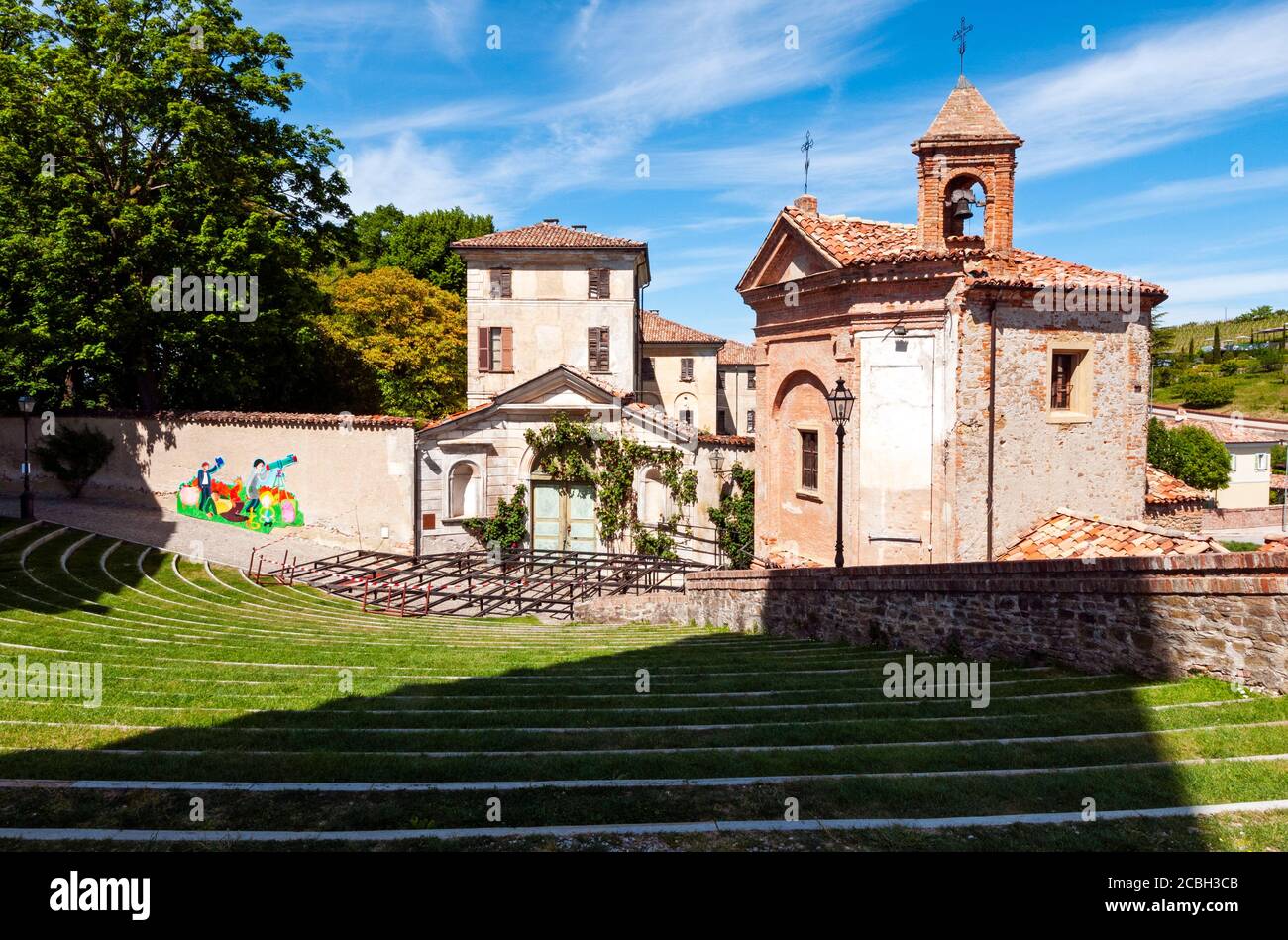 Anfiteatro naturale all'Oratorio di Sant'Agostino e San Bonifacio, Monforte d'Alba, Piemonte, Italia Foto Stock