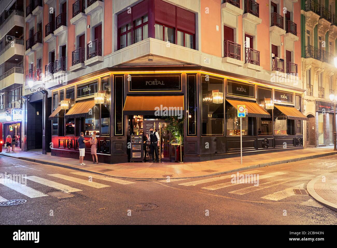 Di notte Vista esterna del ristorante e cocktail bar El Portal a Alicante City, Spagna, Europa, una coppia di fumatori e il personale ondulato Foto Stock Di notte Vista esterna del ristorante e cocktail bar El Portal a Alicante City, Spagna, Europa, una coppia di fumatori e il personale ondulato Foto Stock