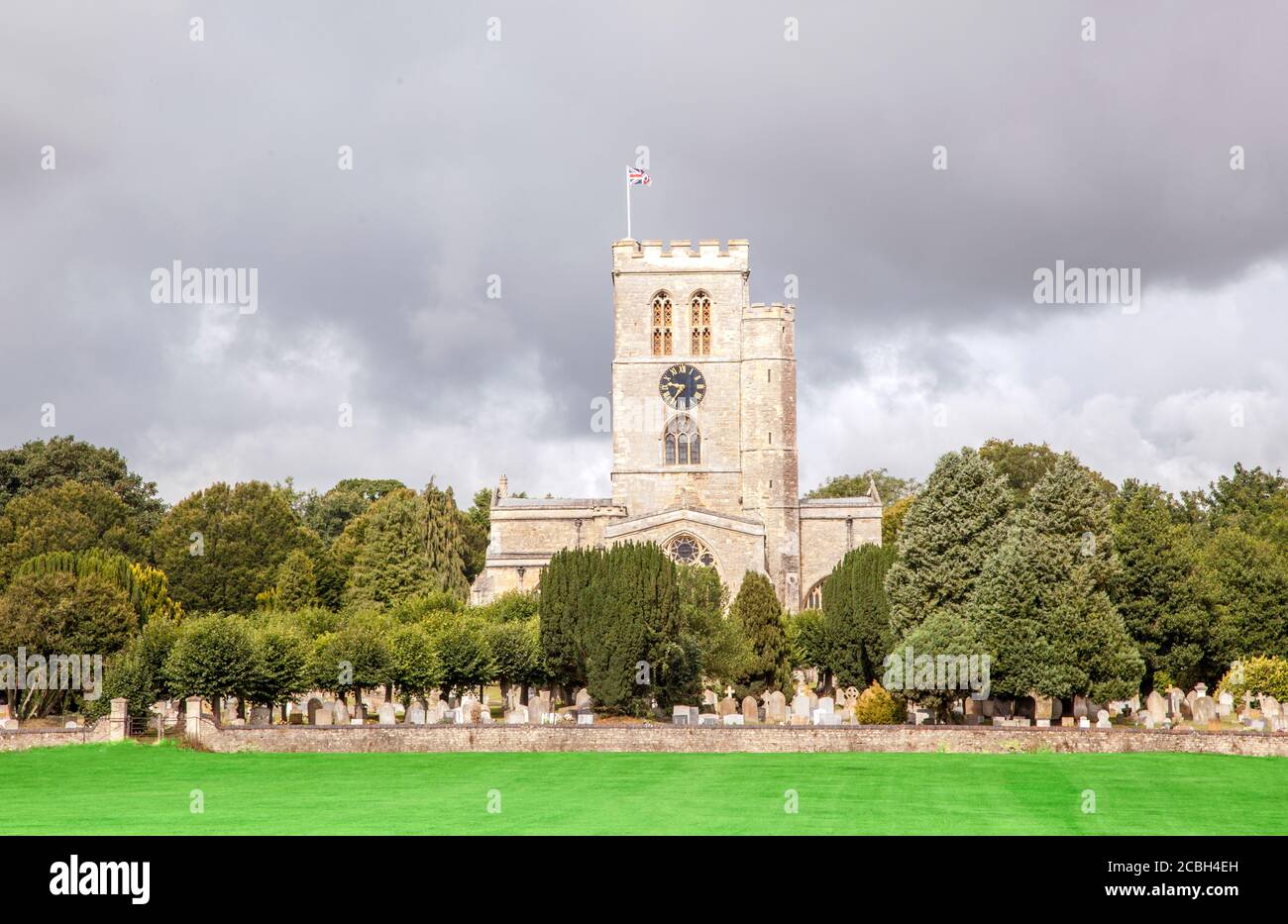 Pittoresco prato della chiesa la casa del club di cricket Thame Oxfordshire Inghilterra con la chiesa di Santa Maria sullo sfondo Foto Stock