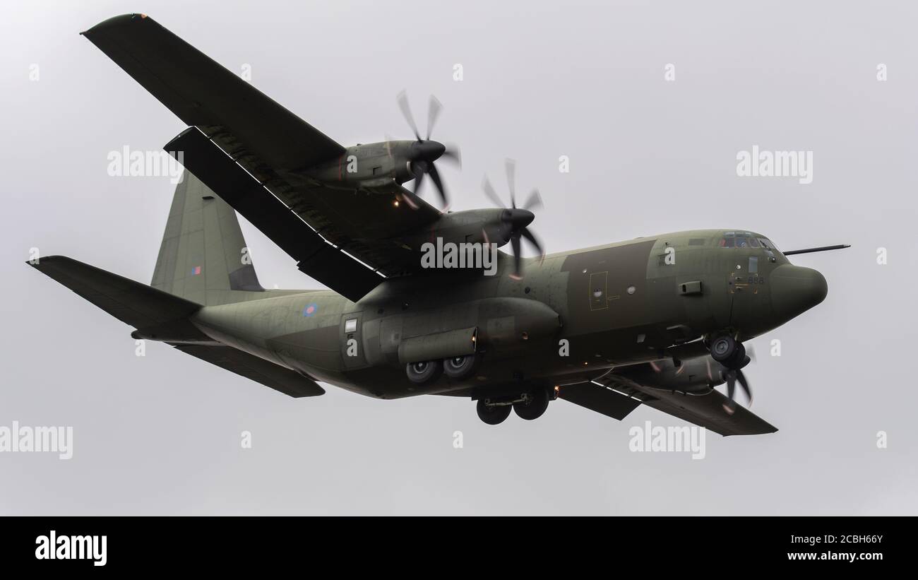 ZH888 Royal Air Force Lockheed C-130J-30 Hercules C.5 (RRR136) scende in RAF Brize Norton dopo aver completato un addestramento sul mare del nord. Giovedì 13 agosto 2020. (Credit: Jon Hobley | MI News) Credit: MI News & Sport /Alamy Live News Foto Stock