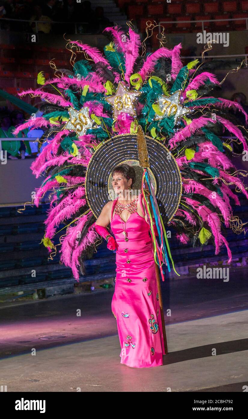Denise Savant nella sfilata di Krewes nel Centro Civico del Lago Charles, tenuto durante il Lago Carlo amico della famiglia Mardi Gras. Foto Stock