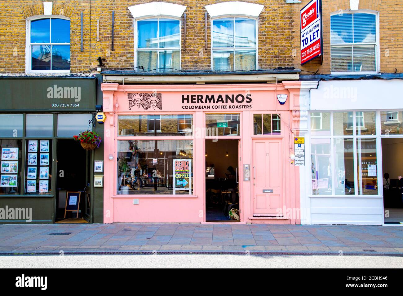 Esterno rosa di Hermanos Colombian Coffee Roasters nel mercato di Broadway, Londra, Regno Unito Foto Stock