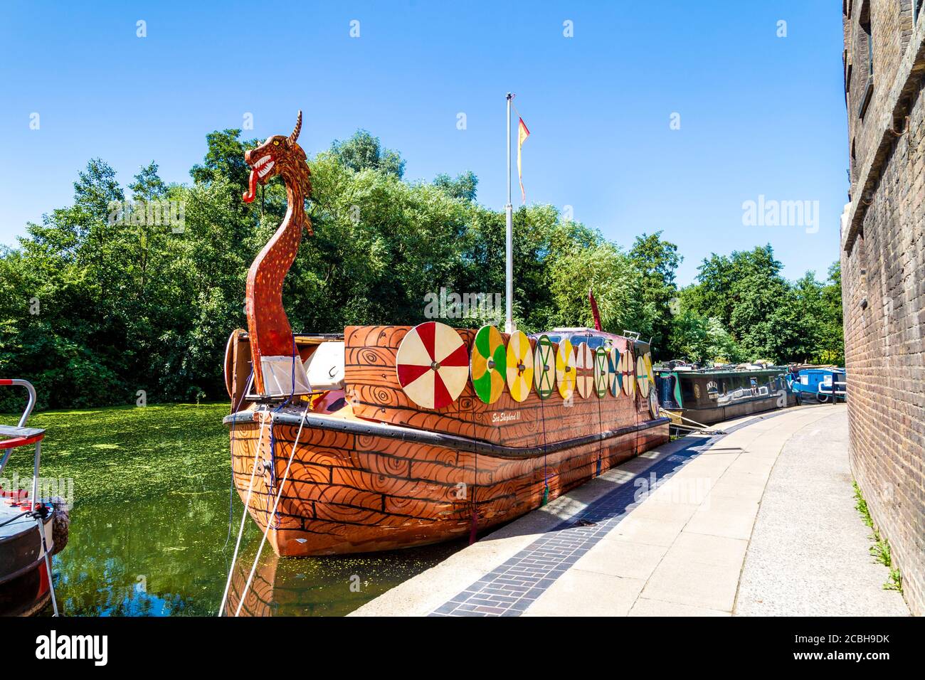 Vichingo chiatta Sea Shepherd II ormeggio di King's Cross sul canale Regents, Londra, Regno Unito Foto Stock