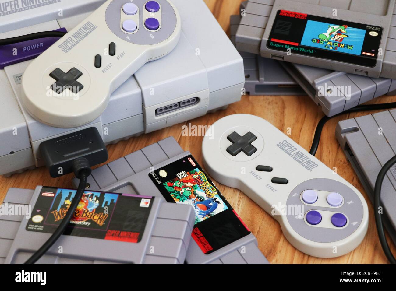 Super Nintendo degli anni '80 e diversi giochi Foto Stock
