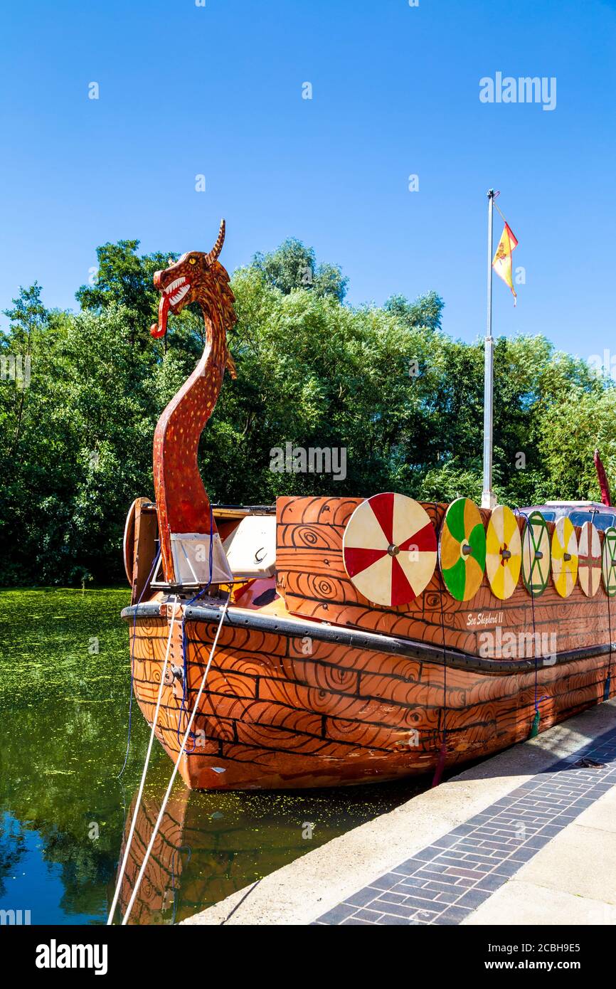 Vichingo chiatta Sea Shepherd II ormeggio di King's Cross sul canale Regents, Londra, Regno Unito Foto Stock