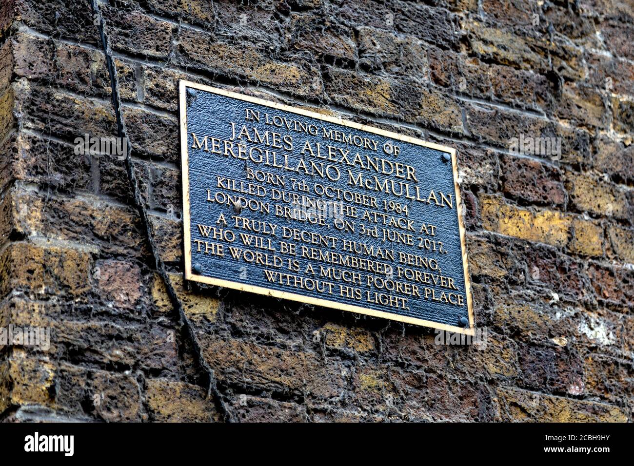 Targa commemorativa per James Alexander Meregillano McMullan vicino al mercato Borough e al London Bridge, Regno Unito Foto Stock