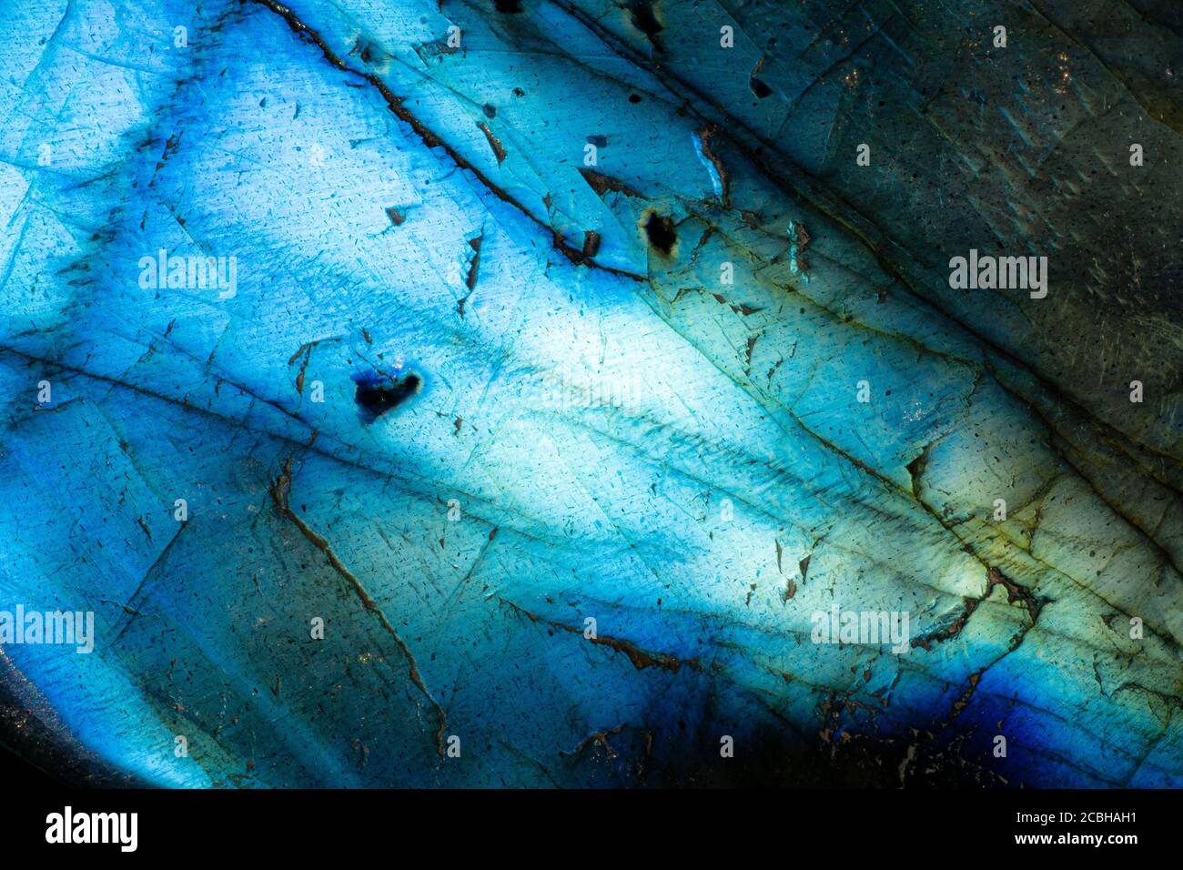 Foto macro estrema di una pietra labradorite blu illuminata. Ho usato l'illuminazione speciale per mettere in luce le texture cracked e i colori vibranti. Foto Stock