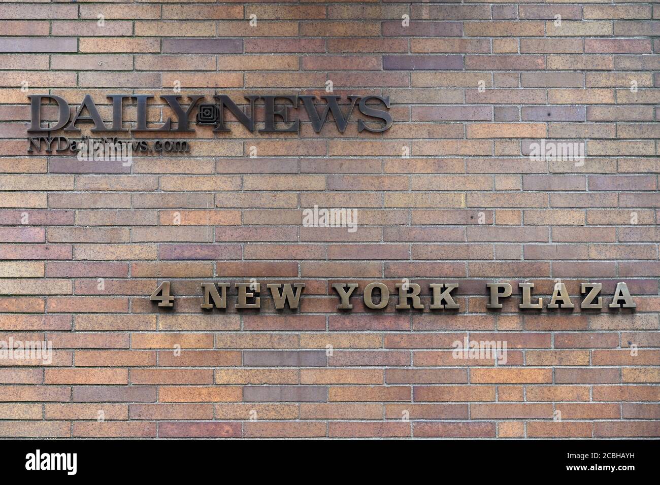 New York City, Stati Uniti. 13 Agosto 2020. La vista esterna di NY Daily News, dove è edicola sarà chiusa dalla Tribune Publishing Company, in quanto i dipendenti lavoreranno a distanza, New York, NY, 13 agosto 2020. Tribune Publishing Company ha annunciato la chiusura di cinque newsroom, la Capital Gazette ad Annapolis, Maryland, l'Orlando Sentinel in Florida, la Morning Call ad Allentown, Pennsylvania e sia la Capital Gazette ad Annapolis e Carroll County Times in Maryland, ma i documenti continuerebbero a pubblicare con i dipendenti che lavorano da casa. (Anthony Behar/Sipa USA) Credit: Sipa USA/Alamy Live News Foto Stock