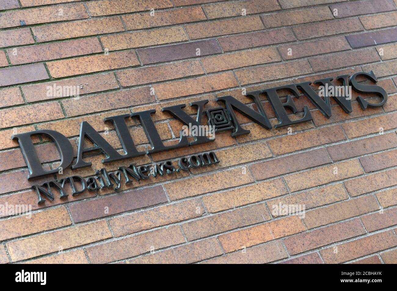 New York City, Stati Uniti. 13 Agosto 2020. La vista esterna di NY Daily News, dove è edicola sarà chiusa dalla Tribune Publishing Company, in quanto i dipendenti lavoreranno a distanza, New York, NY, 13 agosto 2020. Tribune Publishing Company ha annunciato la chiusura di cinque newsroom, la Capital Gazette ad Annapolis, Maryland, l'Orlando Sentinel in Florida, la Morning Call ad Allentown, Pennsylvania e sia la Capital Gazette ad Annapolis e Carroll County Times in Maryland, ma i documenti continuerebbero a pubblicare con i dipendenti che lavorano da casa. (Anthony Behar/Sipa USA) Credit: Sipa USA/Alamy Live News Foto Stock