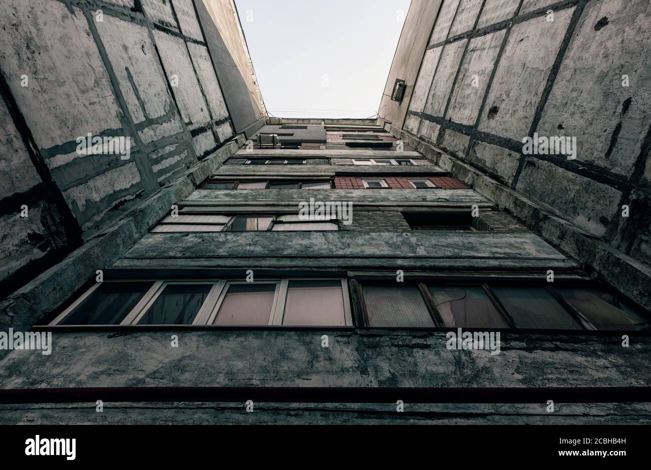 Vecchio edificio grigio alto senza persone in Ucraina Donbass fondo visualizza Foto Stock