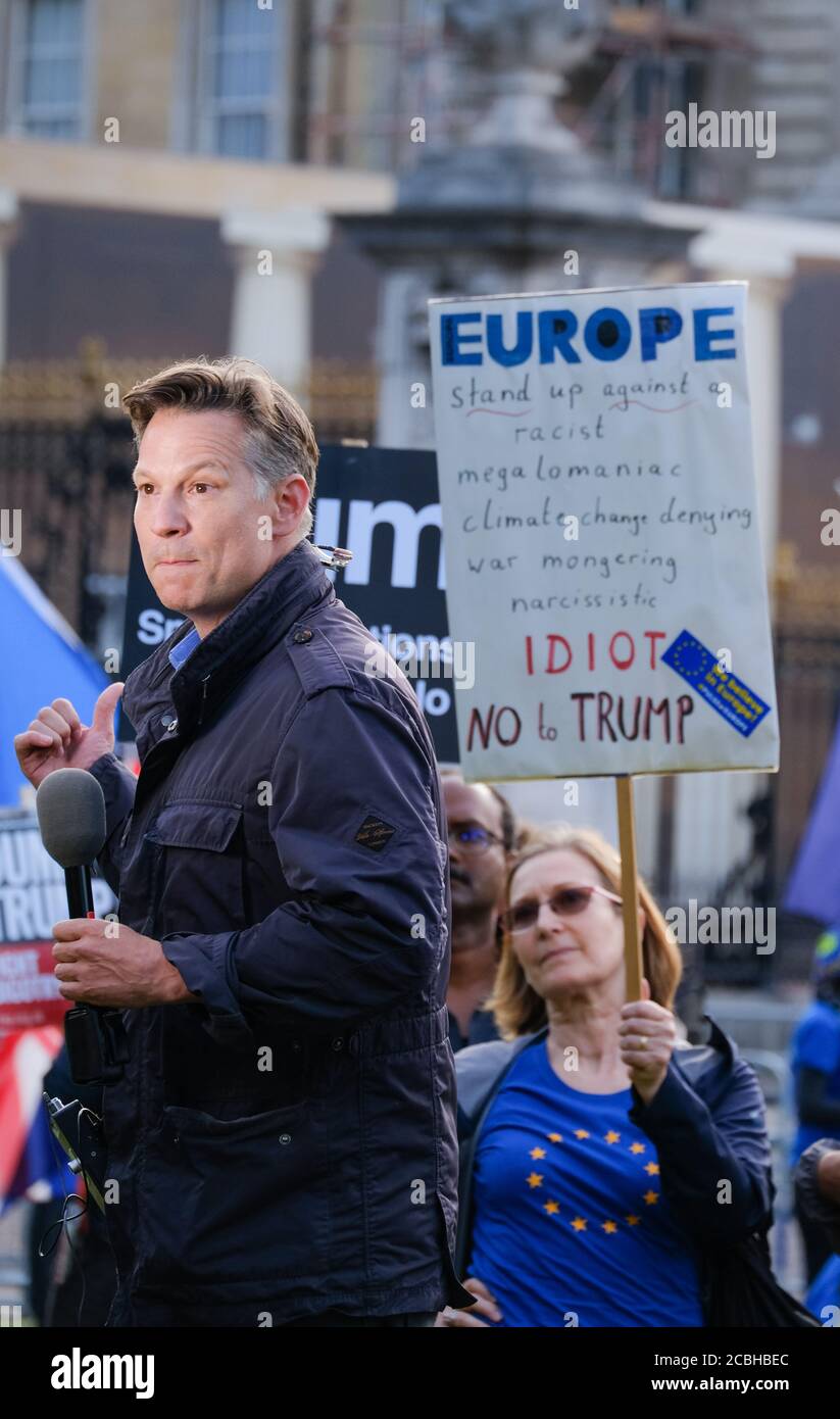 I manifestanti anti anti anti anti-Trump si levano in piedi dietro un corrispondente di notizie durante la visita di Stato del presidente nel Regno Unito nel 2019. Foto Stock
