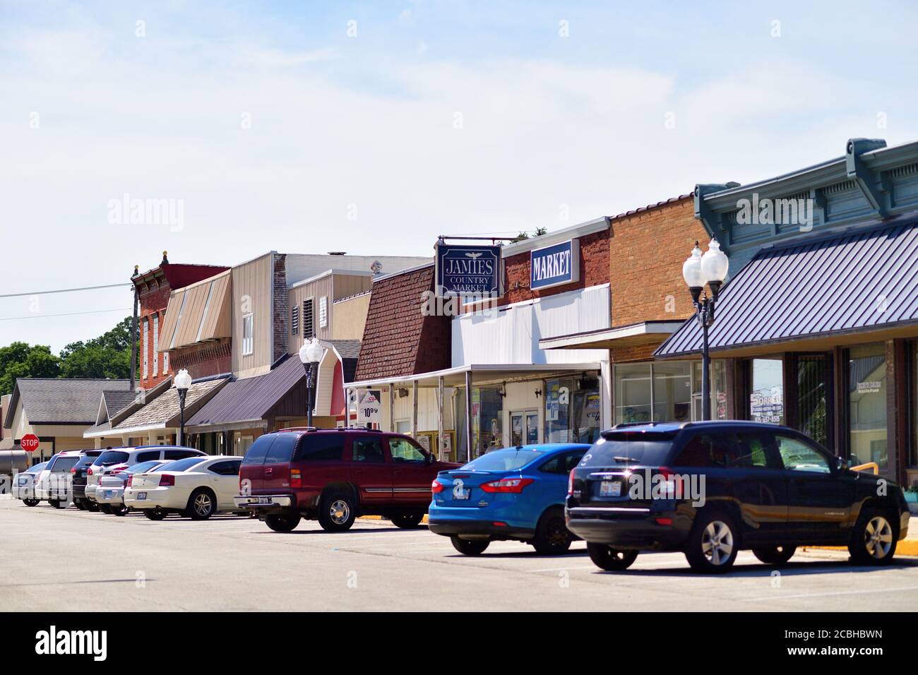 Forrest, Illinois, Stati Uniti. Main Street in una piccola cittadina del Midwest degli Stati Uniti. La scena è tipica di molte piccole comunità in tutto l'Illinois. Foto Stock