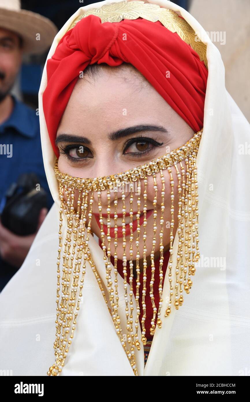 Tunisi, Tunisia. 13 Agosto 2020. Una donna in costume folk tunisino partecipa alle celebrazioni della Giornata Nazionale delle Donne nel centro di Tunisi, Tunisia, 13 agosto 2020. Credit: Adel Ezzine/Xinhua/Alamy Live News Foto Stock