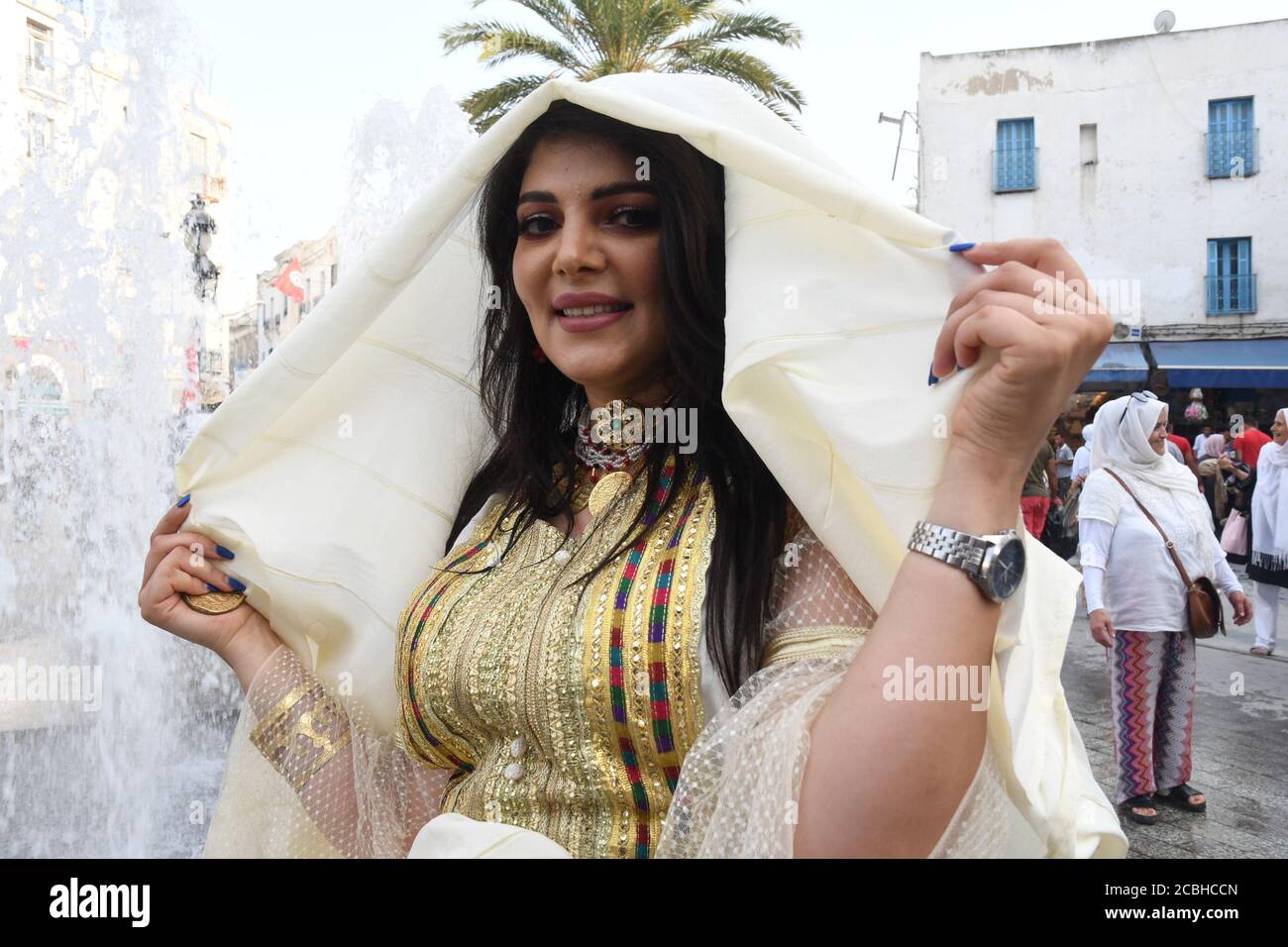 Tunisi, Tunisia. 13 Agosto 2020. Una donna in costume folk tunisino partecipa alle celebrazioni della Giornata Nazionale delle Donne nel centro di Tunisi, Tunisia, 13 agosto 2020. Credit: Adel Ezzine/Xinhua/Alamy Live News Foto Stock