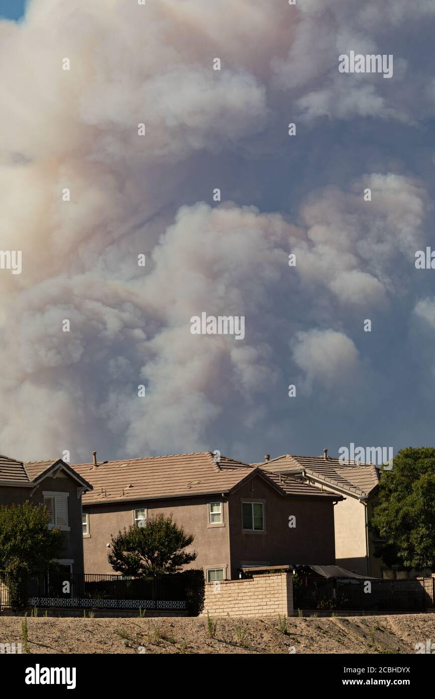 Lake Fire, caminetto stagionale californiano con nuvole di fumo in zona residenziale suburbana Foto Stock