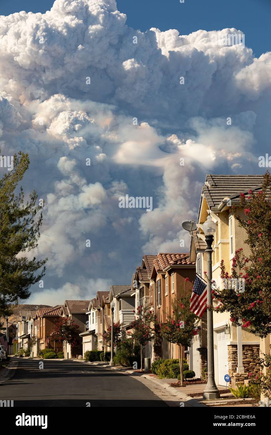 Lake Fire, caminetto stagionale californiano con nuvole di fumo in zona residenziale suburbana Foto Stock