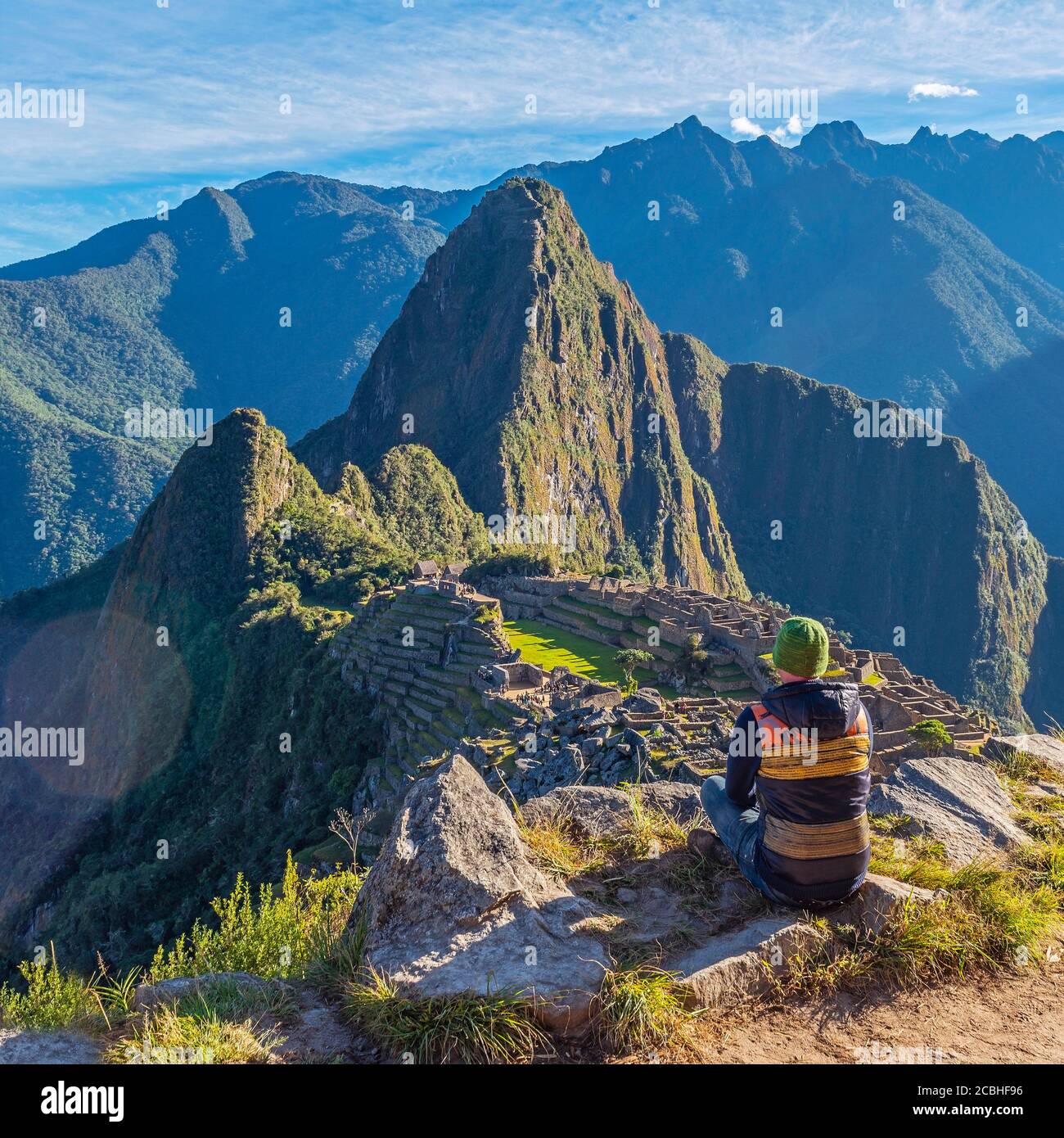 Turismo contemplando la rovina Machu Picchu inca all'alba dopo l'escursione Inca Trail in composizione quadrata, Cusco, Perù. Foto Stock