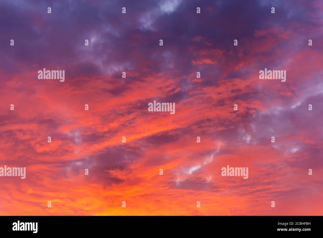 Cielo di tramonto rosa e viola come sfondo o sfondo. Foto Stock
