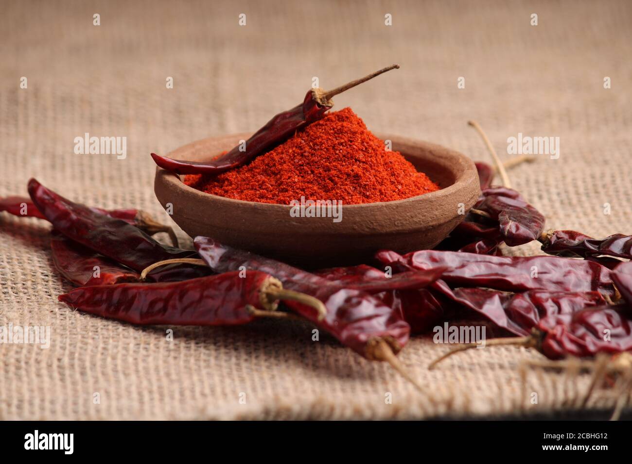 peperoncino rosso in polvere con peperoncino rosso essiccato in terrina. Foto Stock