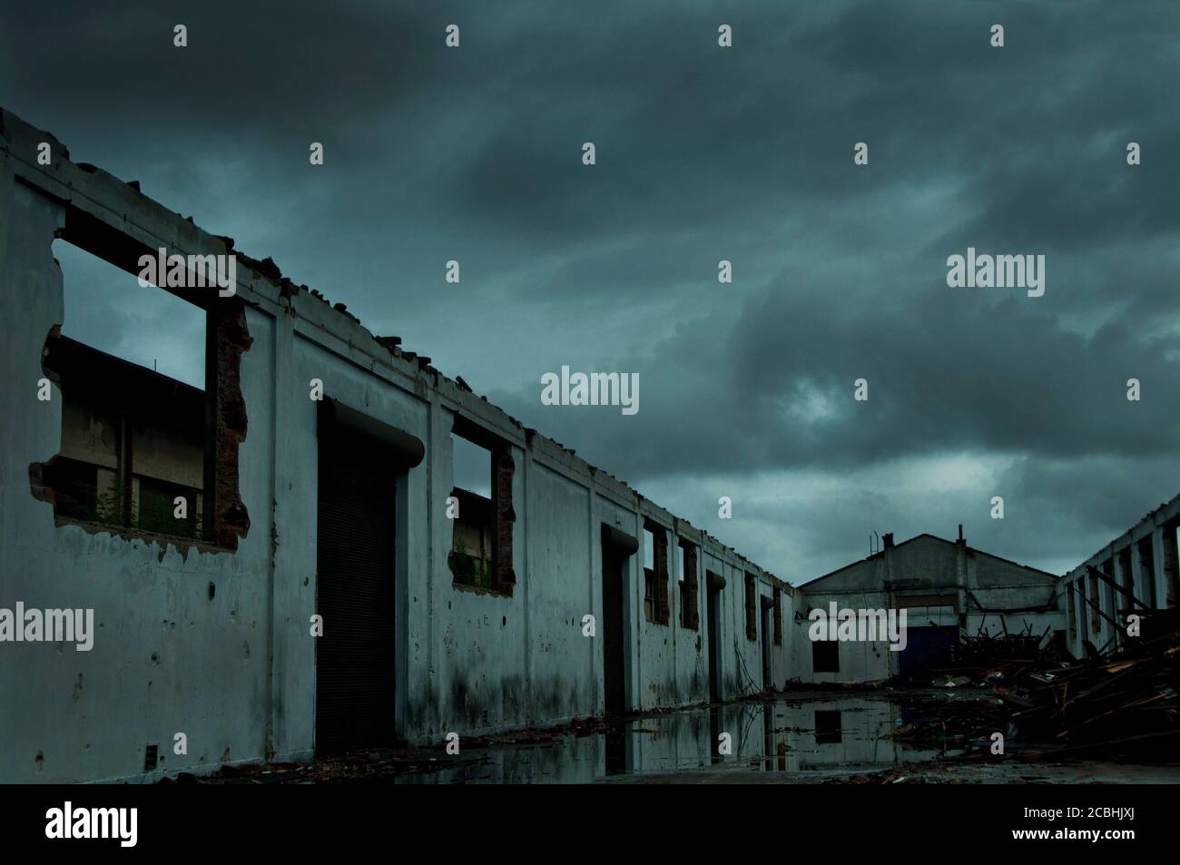 edificio distrutto, in demolizione e atmosfera apocalittica Foto Stock