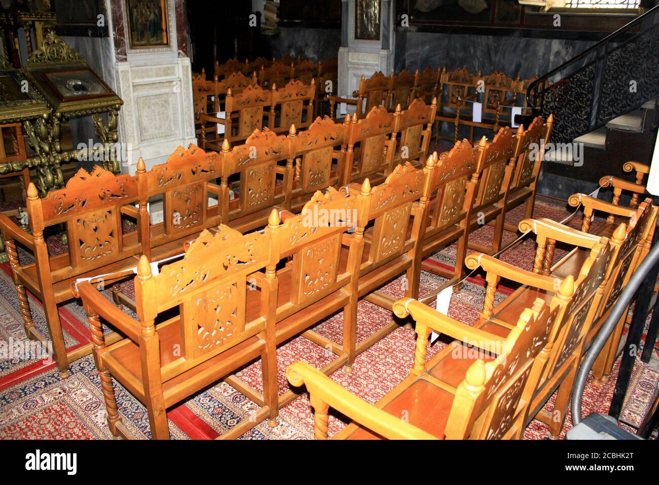Posti vuoti all'interno della chiesa ortodossa cristiana ad Atene, Grecia, 6 maggio 2020. Foto Stock