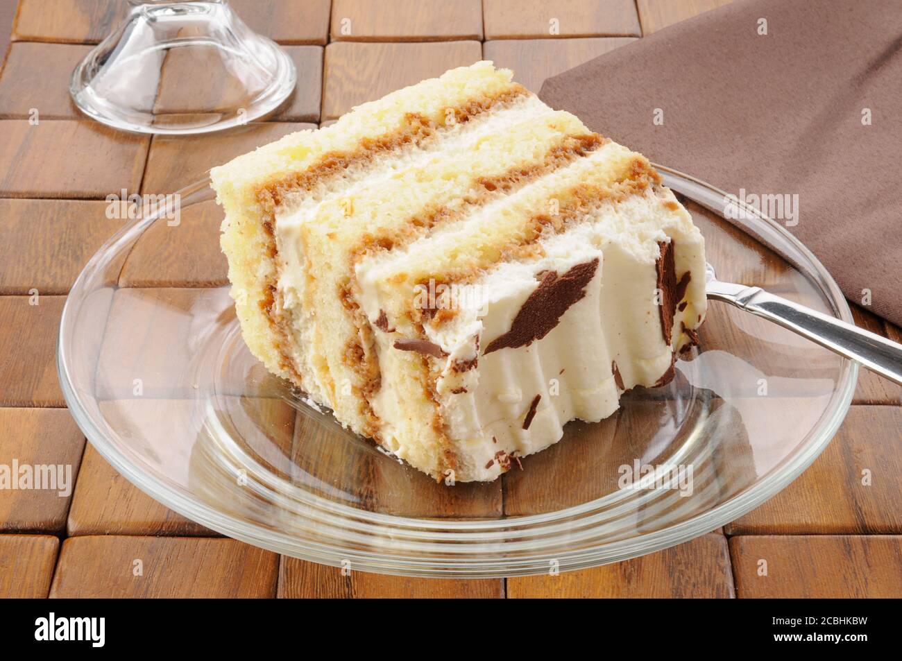 Una fetta di torta tiramisù su un piatto di vetro Foto Stock
