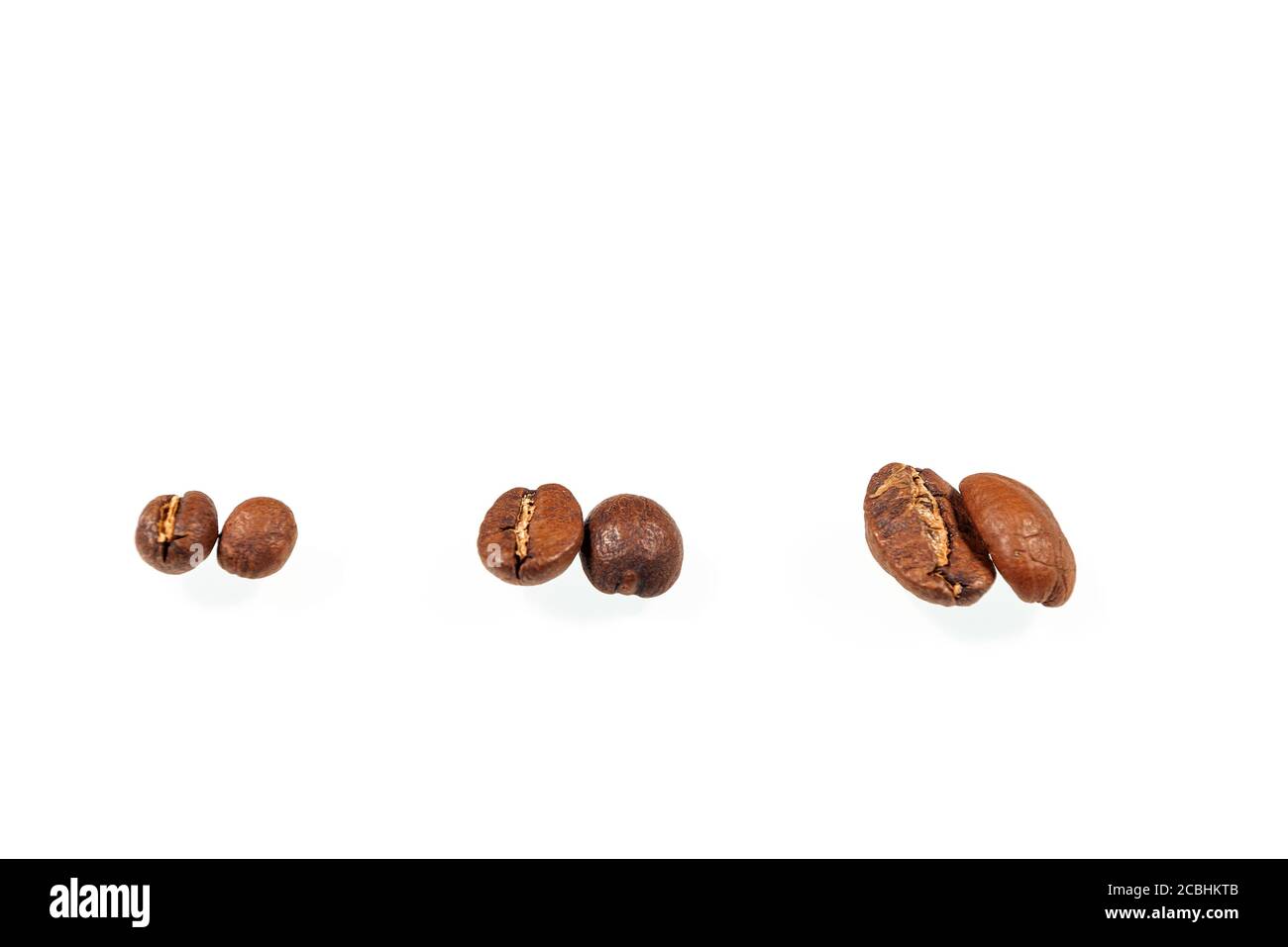Diversi tipi di chicchi di caffè. Tipi di arabica isolati su sfondo bianco. Foto Stock