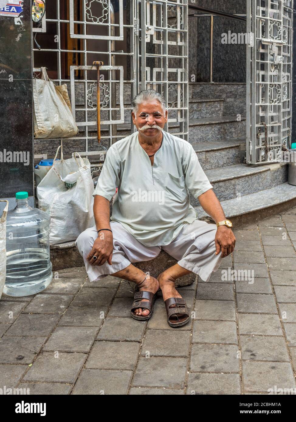 Mumbai, India - 22 novembre 2019: Uomo locale inideale con baffi seduti sulla strada a Mumbai, India. Foto Stock