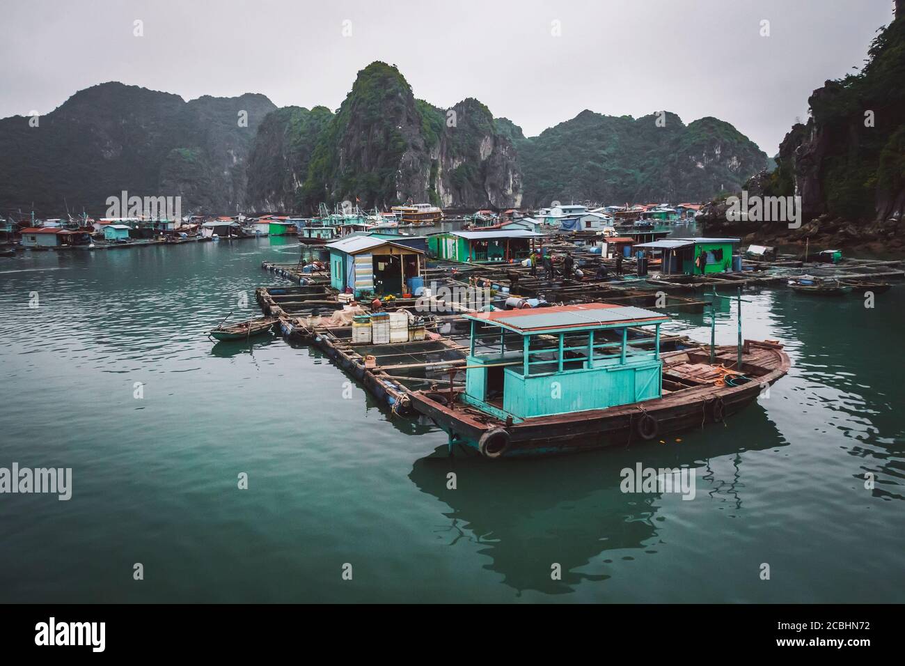 un villaggio galleggiante di pescatori in ha lunga baia, nel nord del vietnam Foto Stock