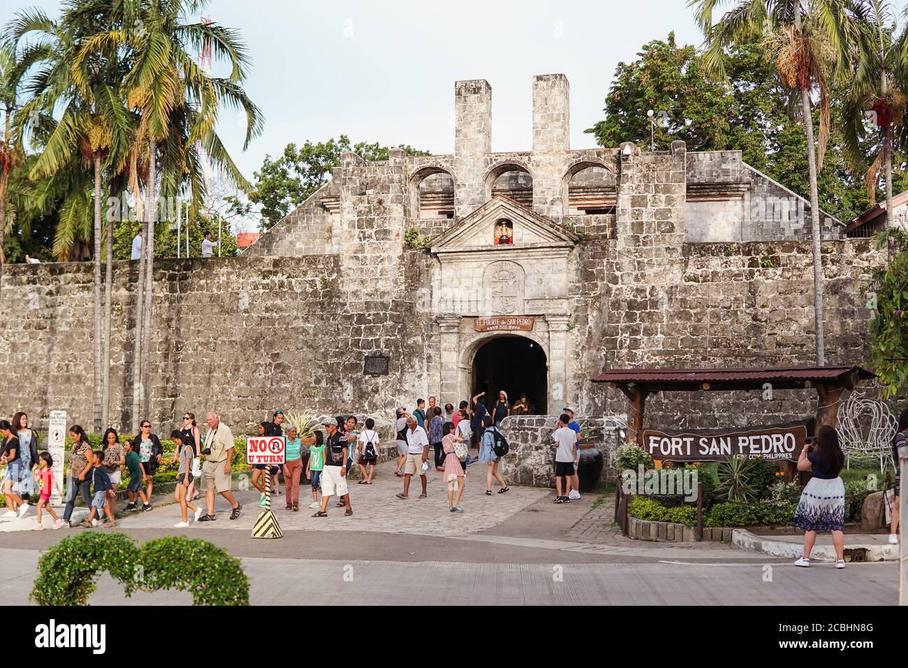 Cebu / Filippine - 10 luglio 2019: Turisti a Port San Pedro cancello d'ingresso Foto Stock