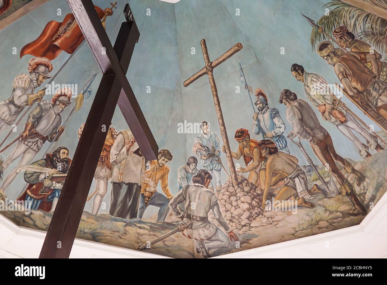 Cebu / Filippine - 10 luglio 2019: Croce cristiana di Magellano e dipinti creati da esploratori portoghesi e spagnoli all'arrivo a Cebu nelle Filippine Foto Stock