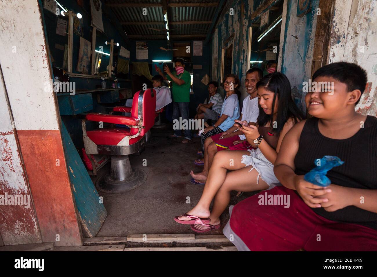 Bohol / Filippine - 18 luglio 2019: Filippino persone in attesa in parrucchiere per il loro turno Foto Stock