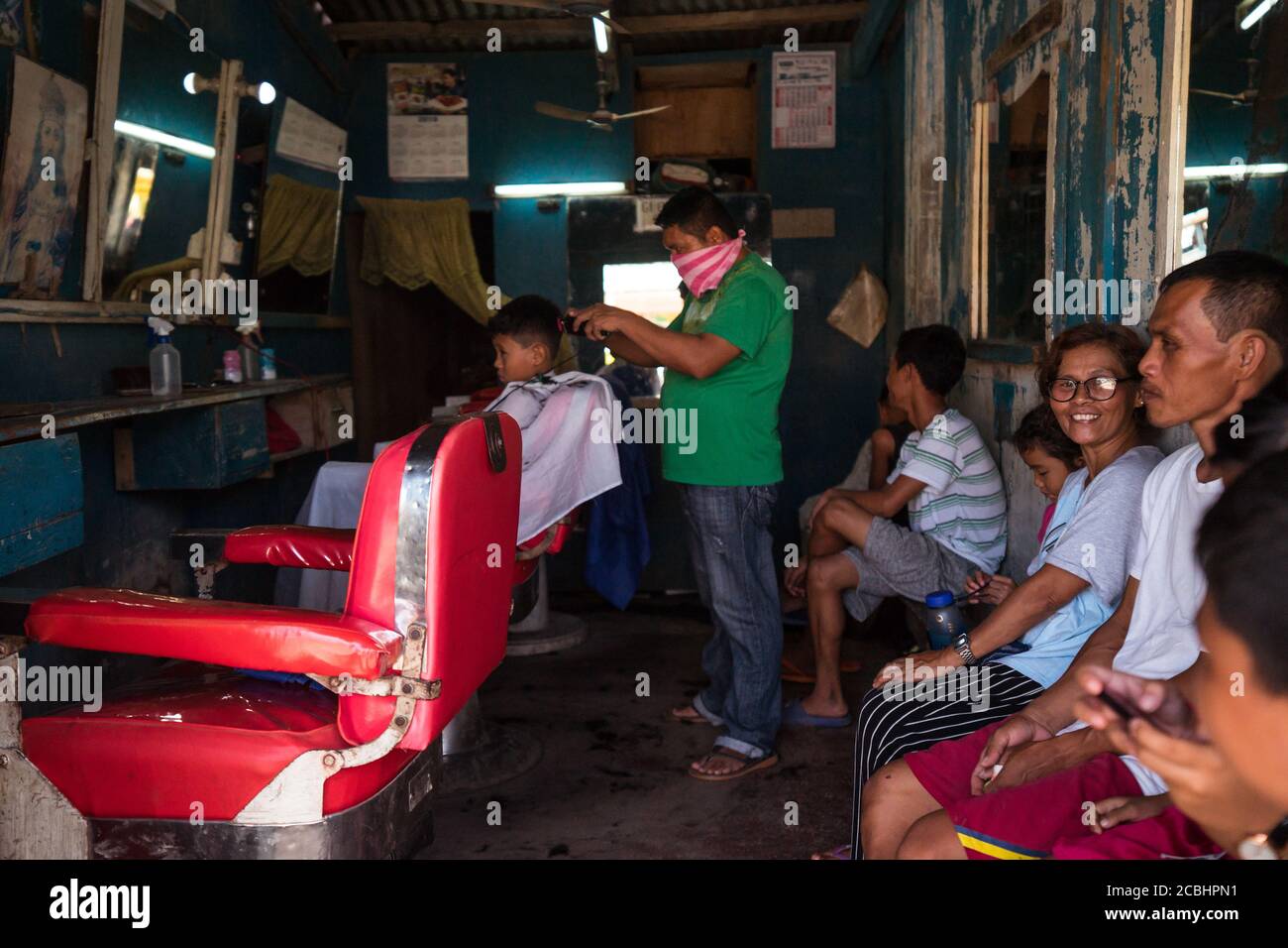 Bohol / Filippine - 18 luglio 2019: Filippino persone in attesa in parrucchiere per il loro turno Foto Stock