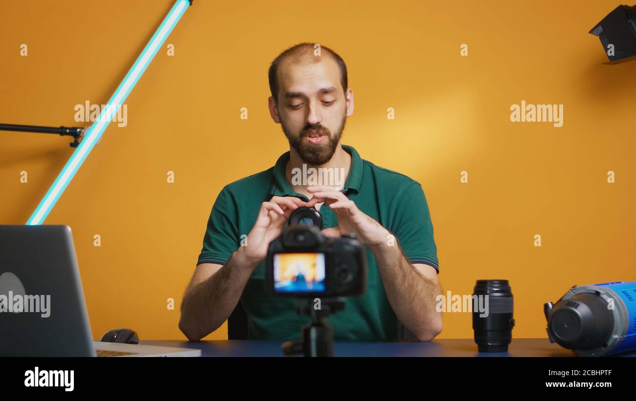 Confronto tra gli obiettivi della videocamera per la registrazione di artisti visivi per il suo vlog. Fotocamera tecnologia obiettivo registrazione digitale social media influencer creatore di contenuti, studio professionale per podcast, vlogging e blogging Foto Stock