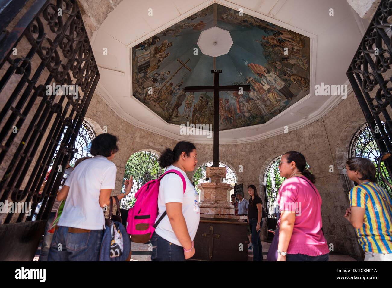 Cebu / Filippine - 10 luglio 2019: Visitatori della Croce di Magellano e dipinti cristiani creati da esploratori portoghesi e spagnoli al momento dell'arrivo a Cebu nelle Filippine Foto Stock