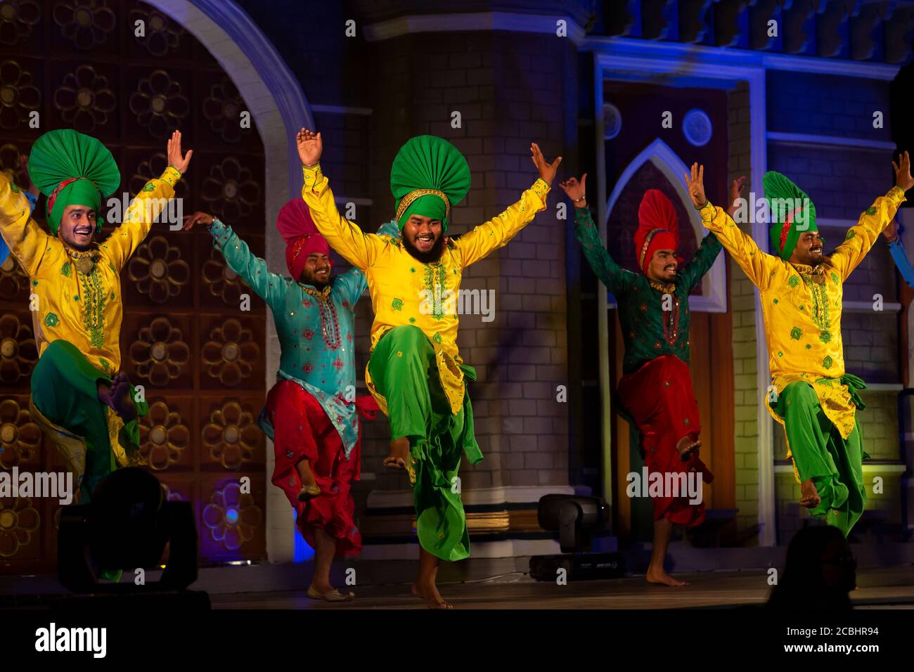 Danza bhangra in stile Punjabi (Un famoso stile indiano di danza nello stato del Punjab) Foto Stock