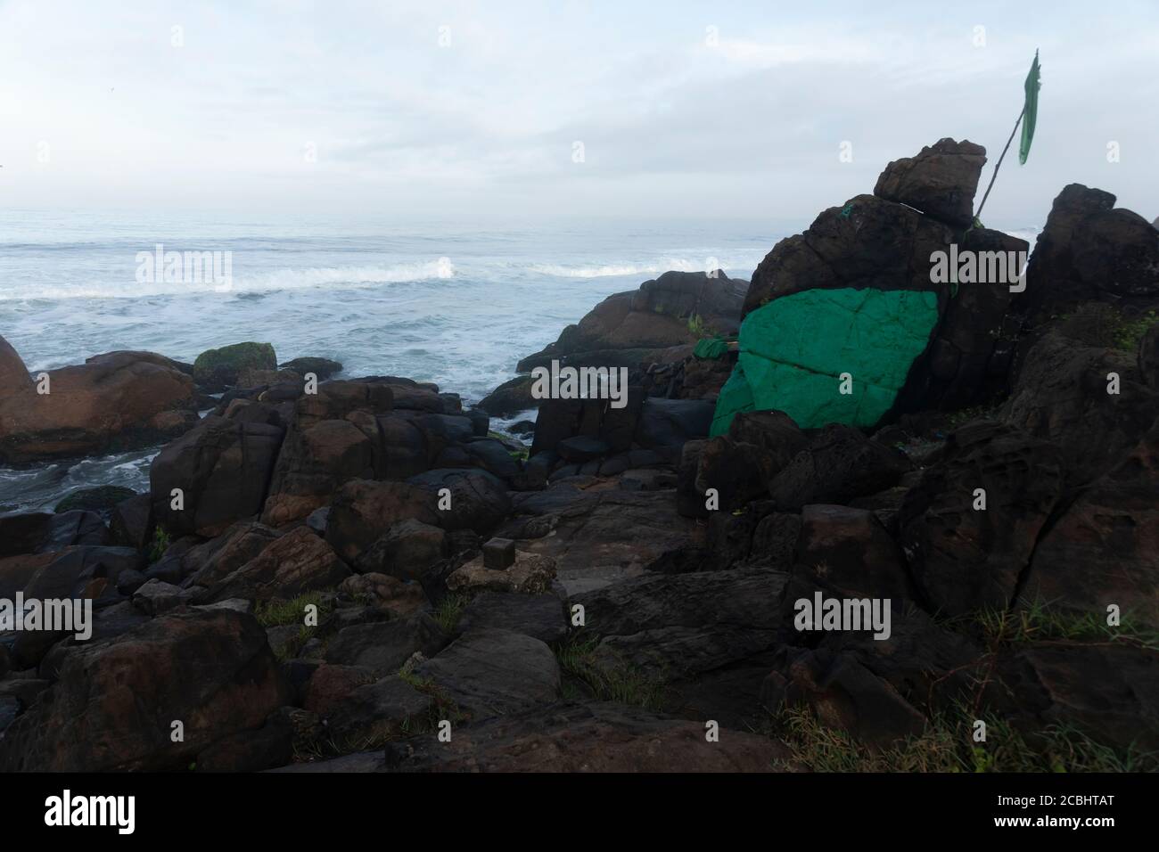 Graffiti islamici disegnati su rocce alla spiaggia di Kovalam Foto Stock