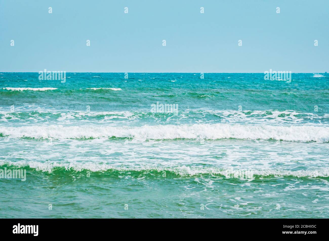 Mare blu cielo azzurro orizzonte Foto Stock