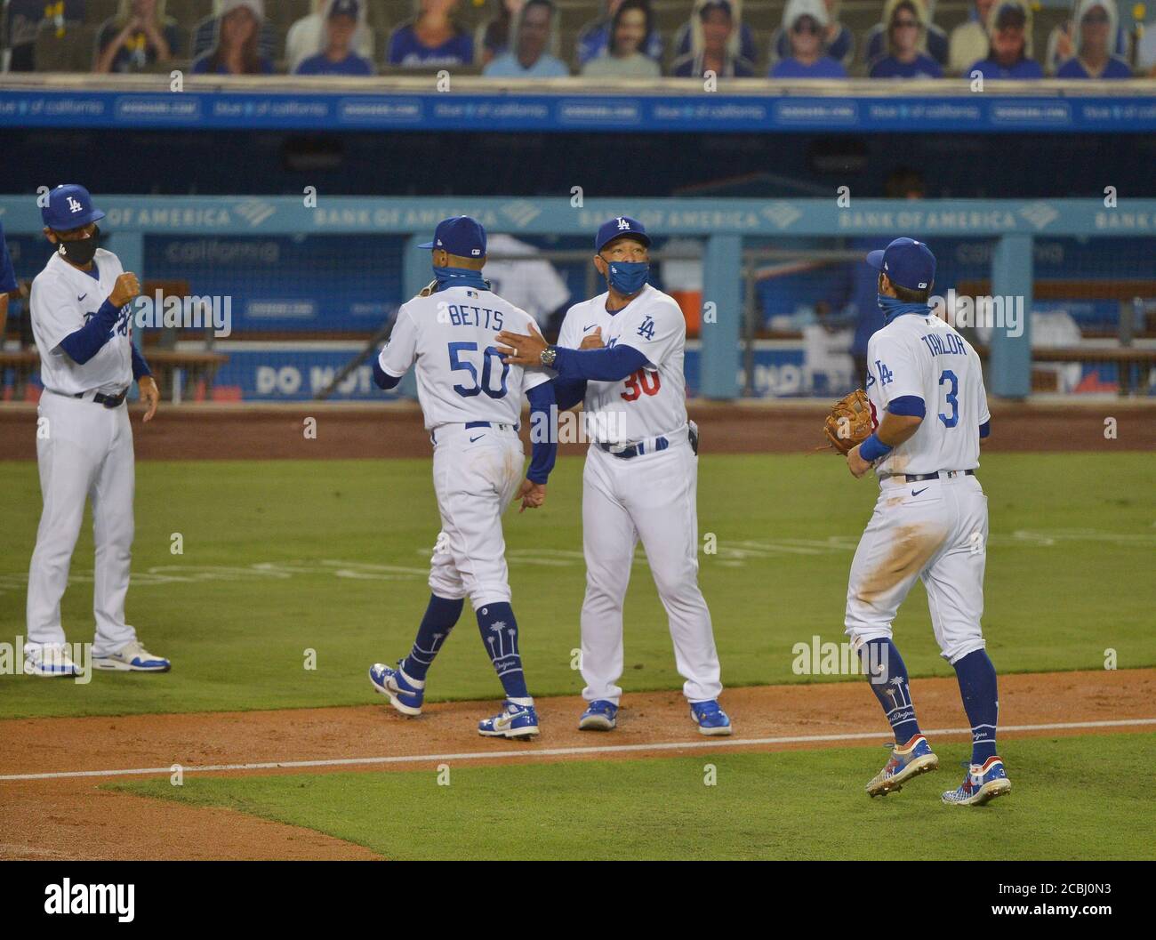 Los Angeles, Stati Uniti. 13 Agosto 2020. Il Mookie Betts di Los Angeles Dodgers (50) ottiene un picchiadino sulla schiena dal manager Dave Roberts dopo la loro vittoria del 11-2 sui San Diego Padres al Dodger Stadium di Los Angeles giovedì 13 agosto 2020. Betts ha scritto il suo nome nei libri di storia di MLB con la sua sesta carriera tre-home-run gioco. A 27 anni, l'outfielder Dodgers ha abbinato un marchio di tutti i tempi precedentemente condiviso solo da Sammy Sosa e Johnny Mize. Foto di Jim Ruymen/UPI Credit: UPI/Alamy Live News Foto Stock