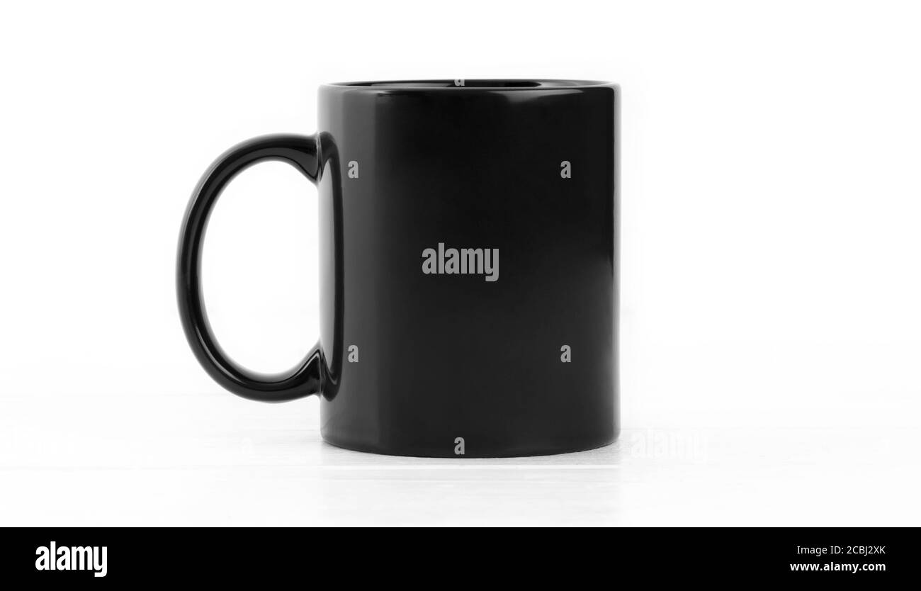 Coppa completamente nera in ceramica isolata su sfondo bianco Foto Stock