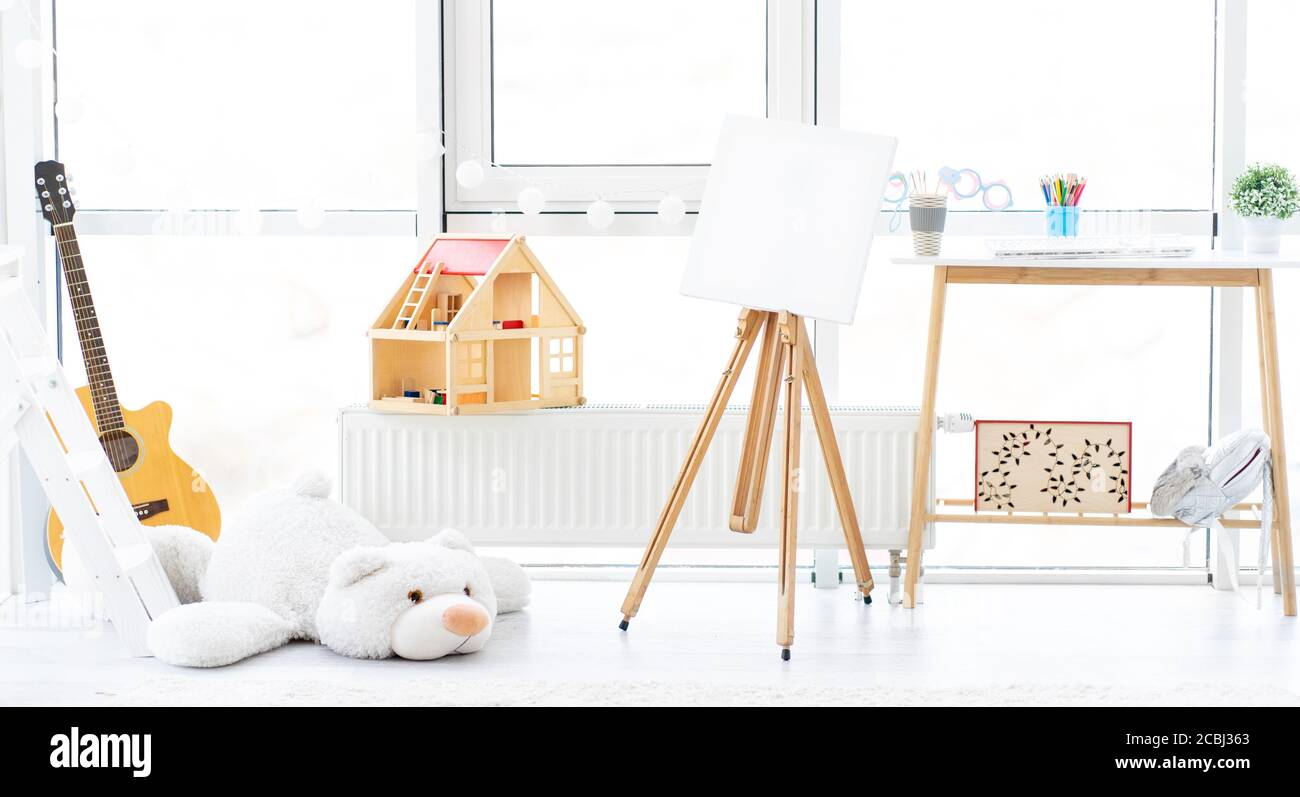 Interno bellissimo di accogliente camera per bambini con giocattoli Foto Stock