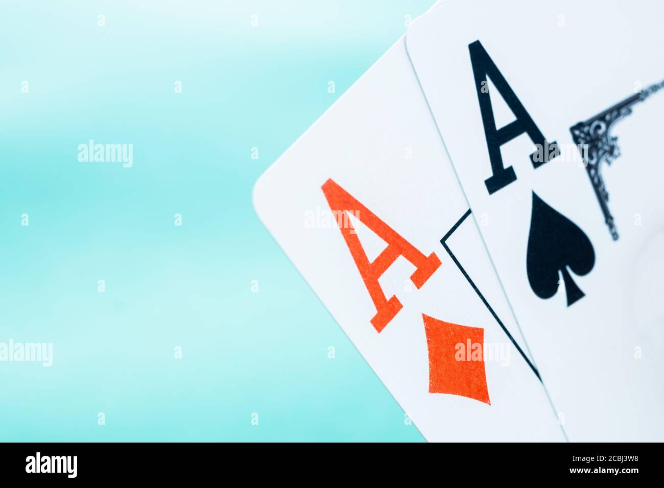 Coppia di assi di poker su sfondo azzurro Foto Stock